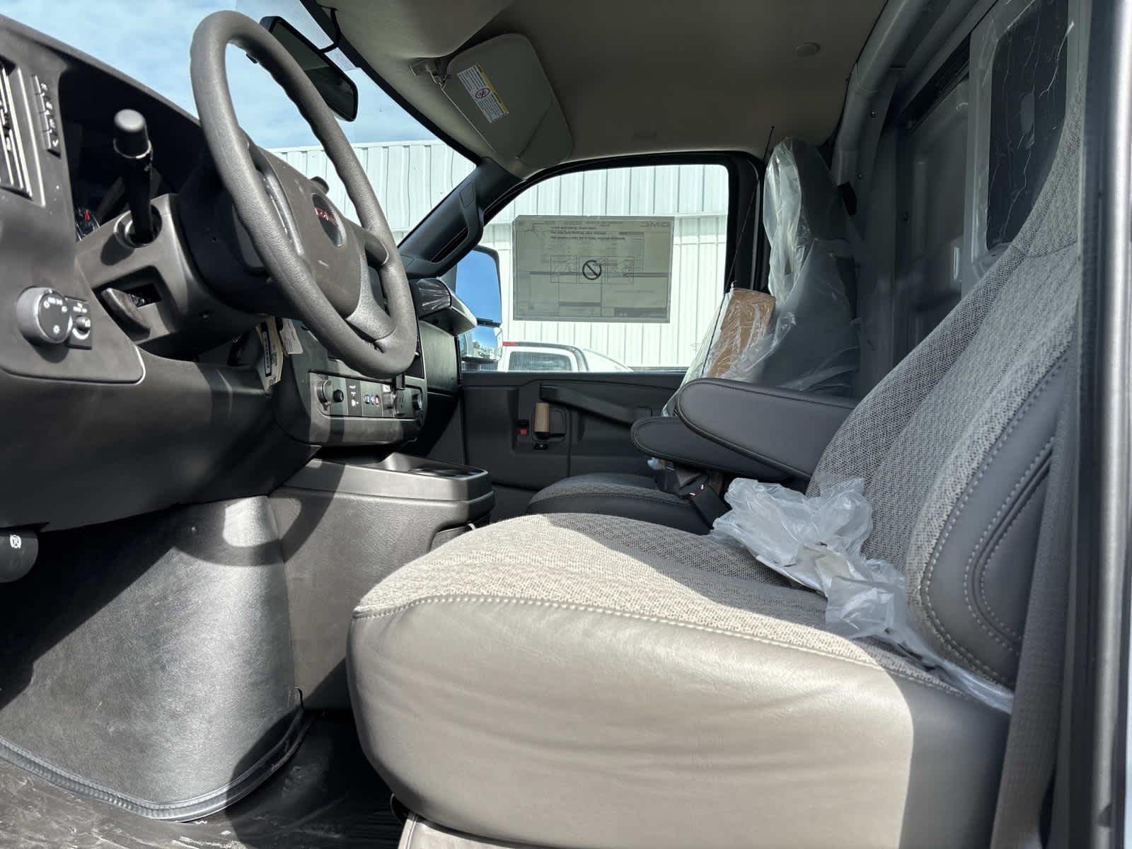 2025 GMC Savana Cutaway 3500 1WT