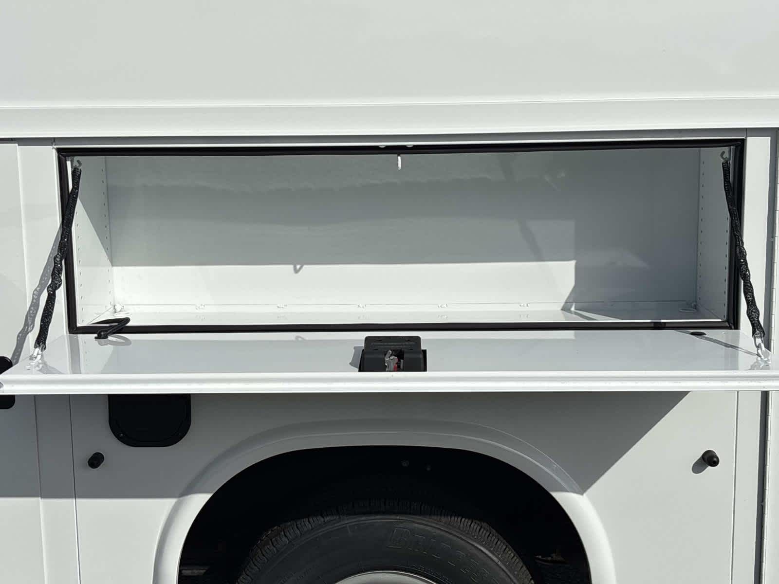 2025 GMC Savana Cutaway 3500 1WT