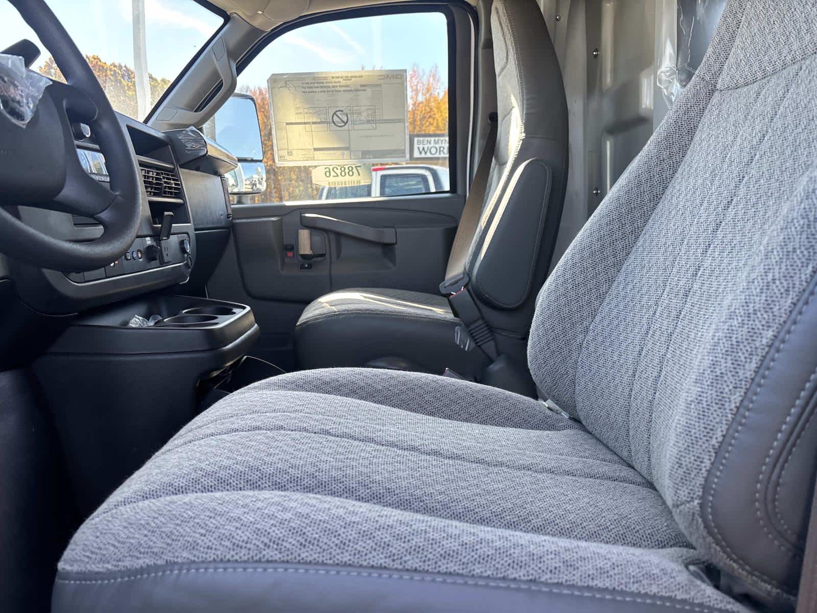 2025 GMC Savana Cutaway 3500 1WT