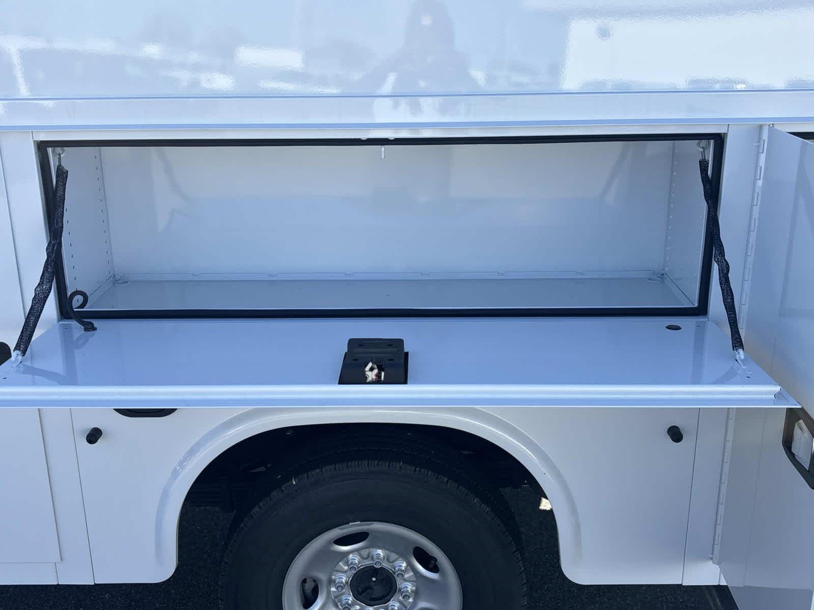 2025 GMC Savana Cutaway 3500 1WT