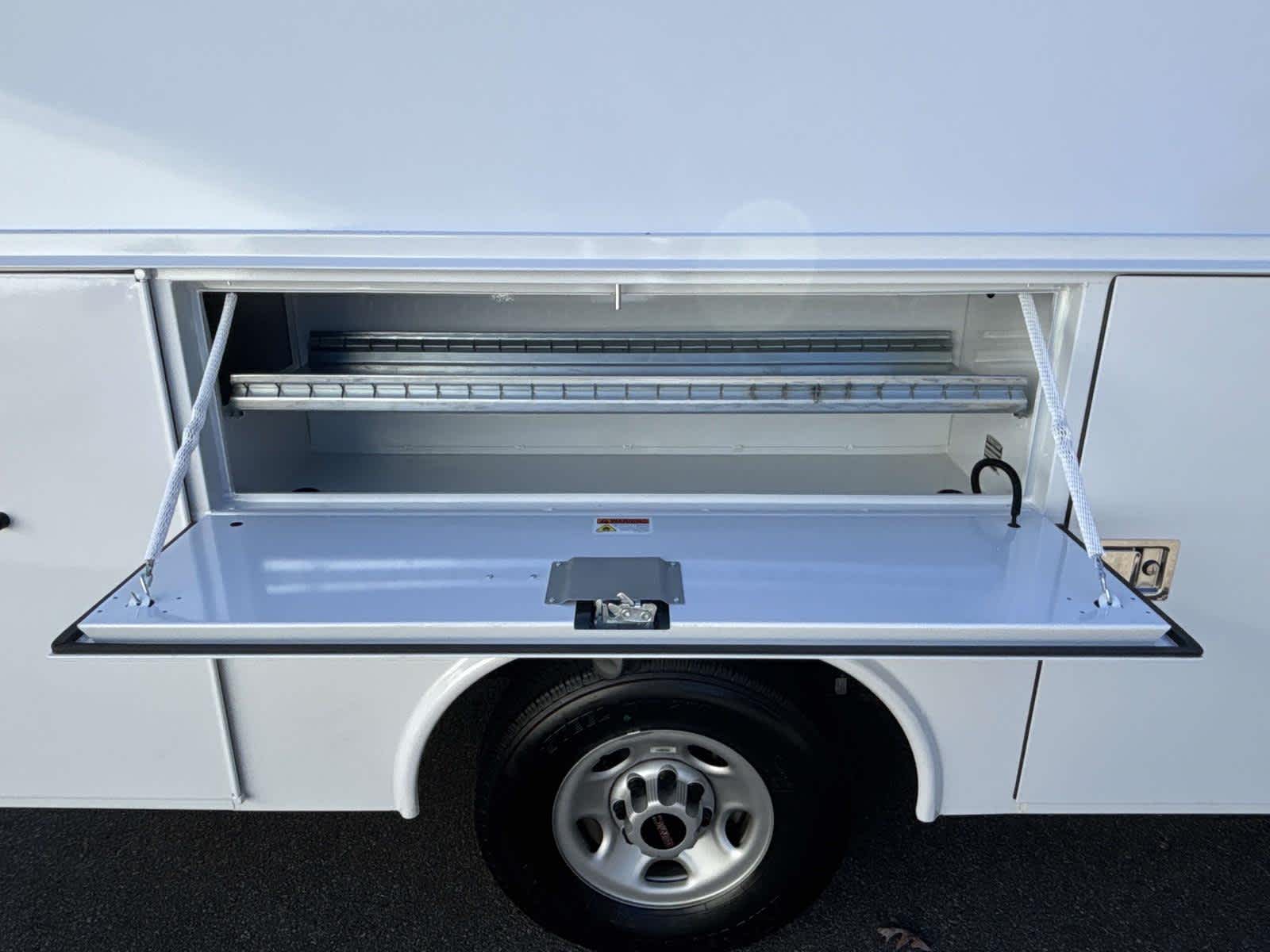 2025 GMC Savana Cutaway 3500 1WT