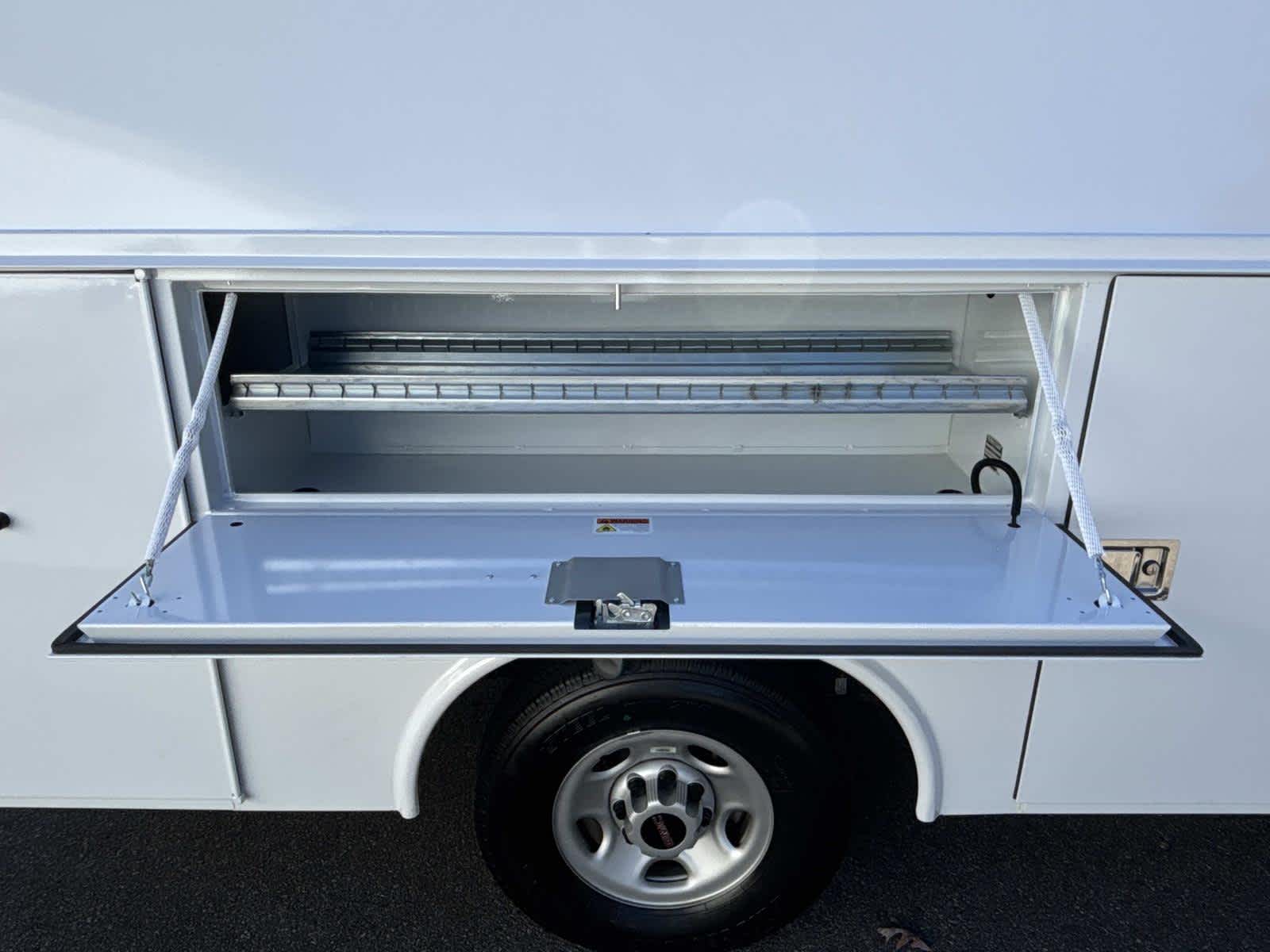 2025 GMC Savana Cutaway 3500 1WT