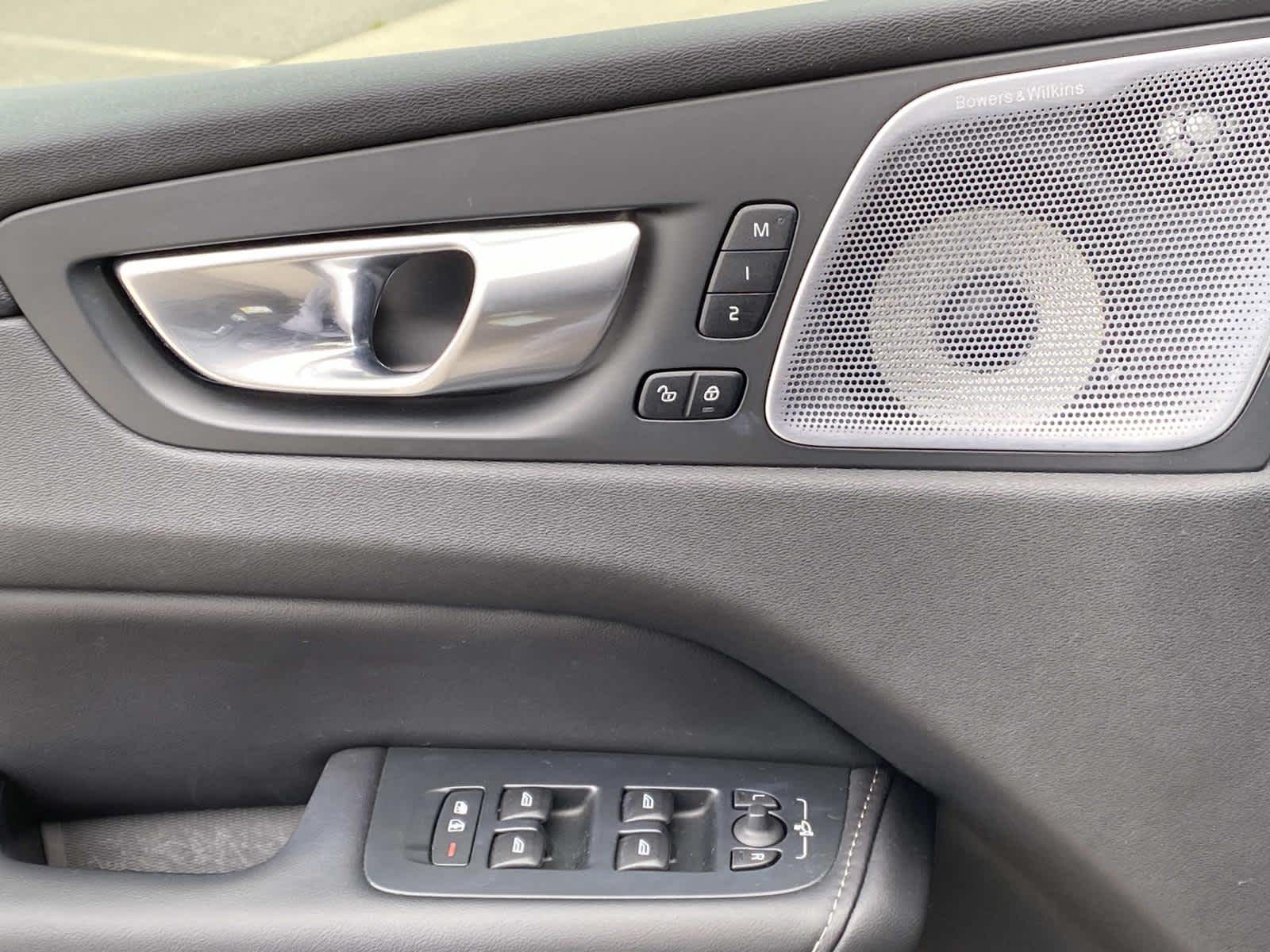 2024 Volvo XC60 Recharge Plug-In Hyb Ultimate Black Edition